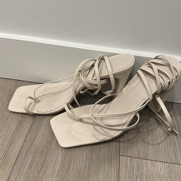 BILLINI CHEYANNE HEELS BONE 9 - Picture 3 of 4